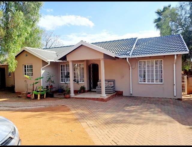 4 BEDROOM HOUSE FOR SALE IN HEUWELOORD